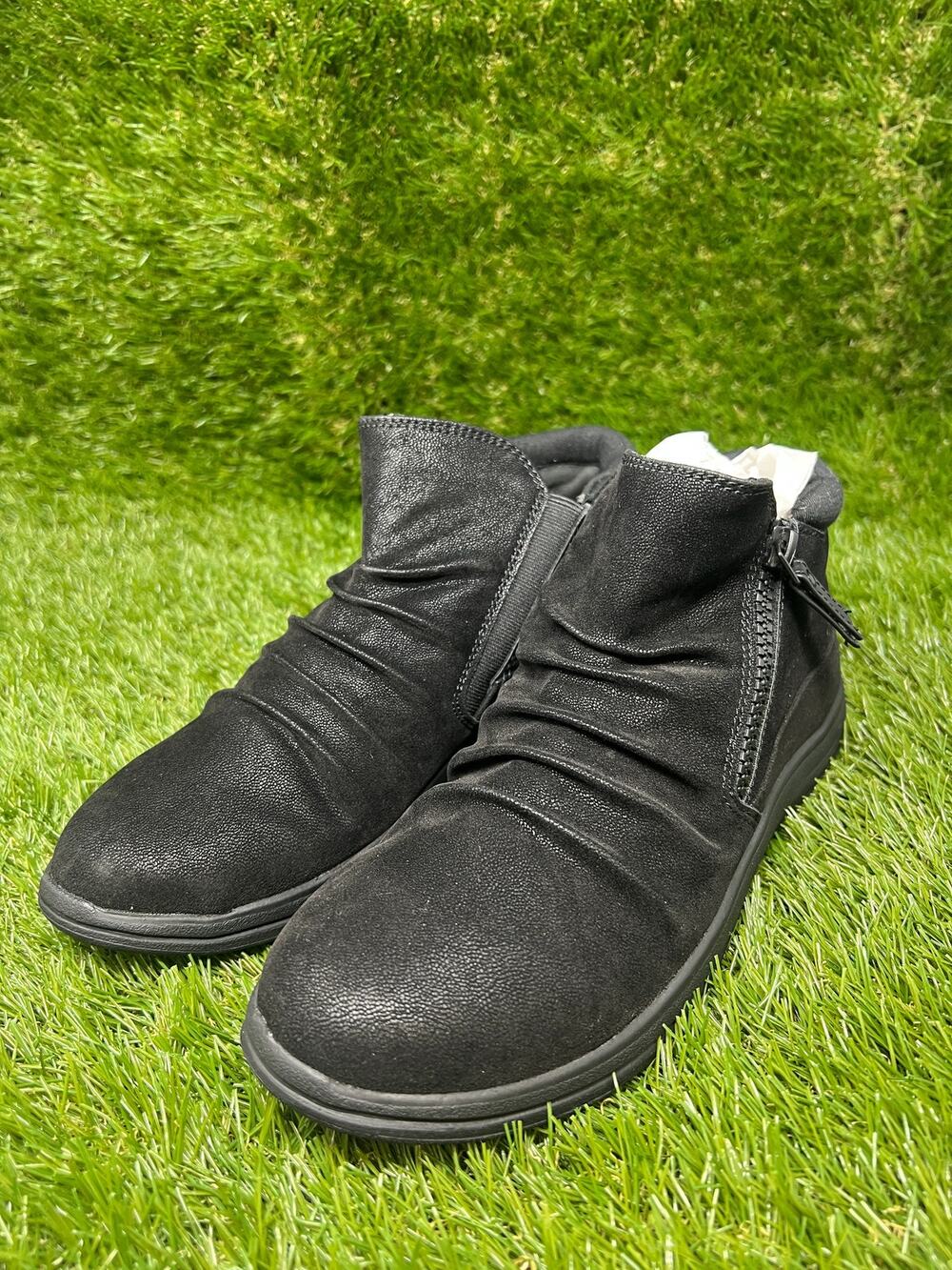 Clarks Women's 7.5M Breeze Range Ruched Black Booties
